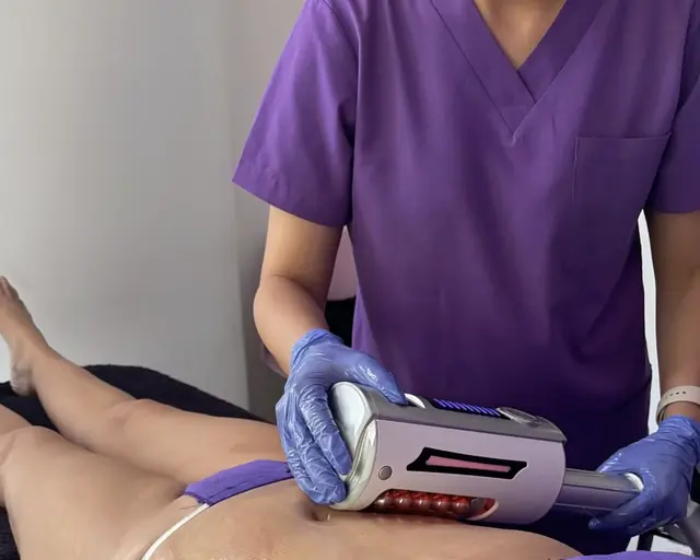 Aplicación de microvibración de compresión sobre el abdomen